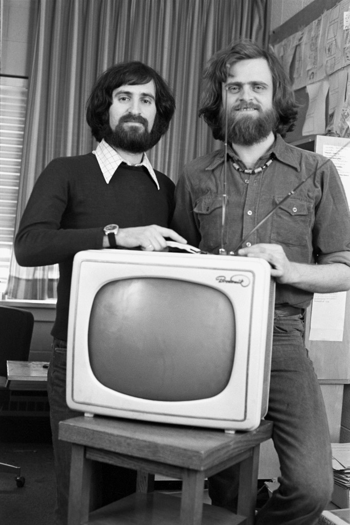 Les réalisateurs Robert Awad et André Leduc avec leur fausse télévision de marque « Bronswik » sur le plateau de tournage du film L'affaire Bronswik, en avril 1978.