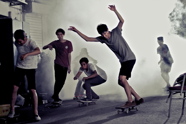 De jeunes planchistes s'amusent dans les rues de Singapour.
