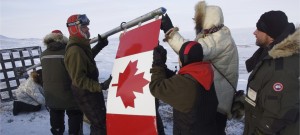 Photo de citoyens tenant le drapeau du Canada