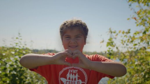 Jeune fille rendre grâce chandail orange