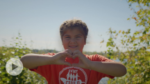 Jeune fille coeur rendre grâce